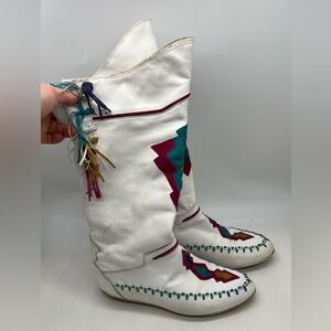 Vtg L.J. Simone White Leather moccasin boots Women 7 B geometric appliqué design